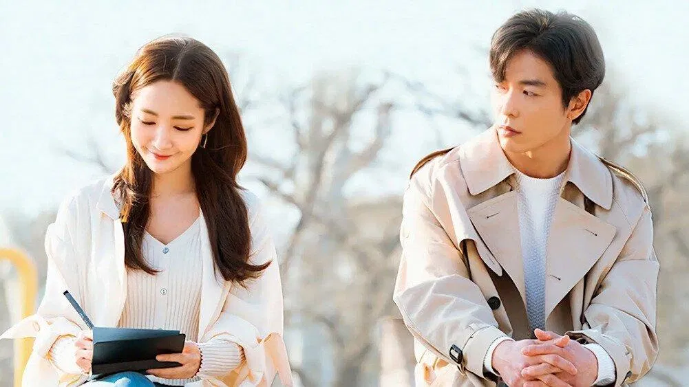 Nhân vật Sung Deok Mi làm công việc người phụ trách bảo tàng. (Nguồn: Internet)