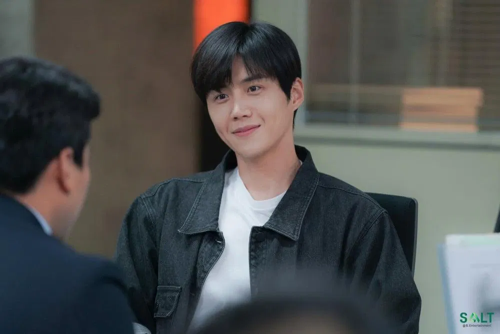 Nhân vật Kim Rae Wan làm công việc phiên dịch viên. (Nguồn: Internet)