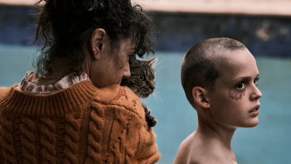 Một điểm nổi bật của Mượn hồn đoạt xác chính là việc bộ phim lồng ghép nỗi đau cá nhân vào trong khung cảnh xã hội(Ảnh: Internet)