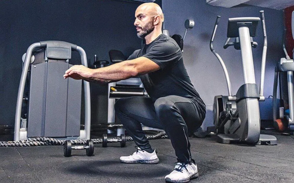 Người đàn ông lớn tuổi tập squat trong phòng tập (Ảnh: Internet) Người đàn ông lớn tuổi tập squat trong phòng tập (Ảnh: Internet)