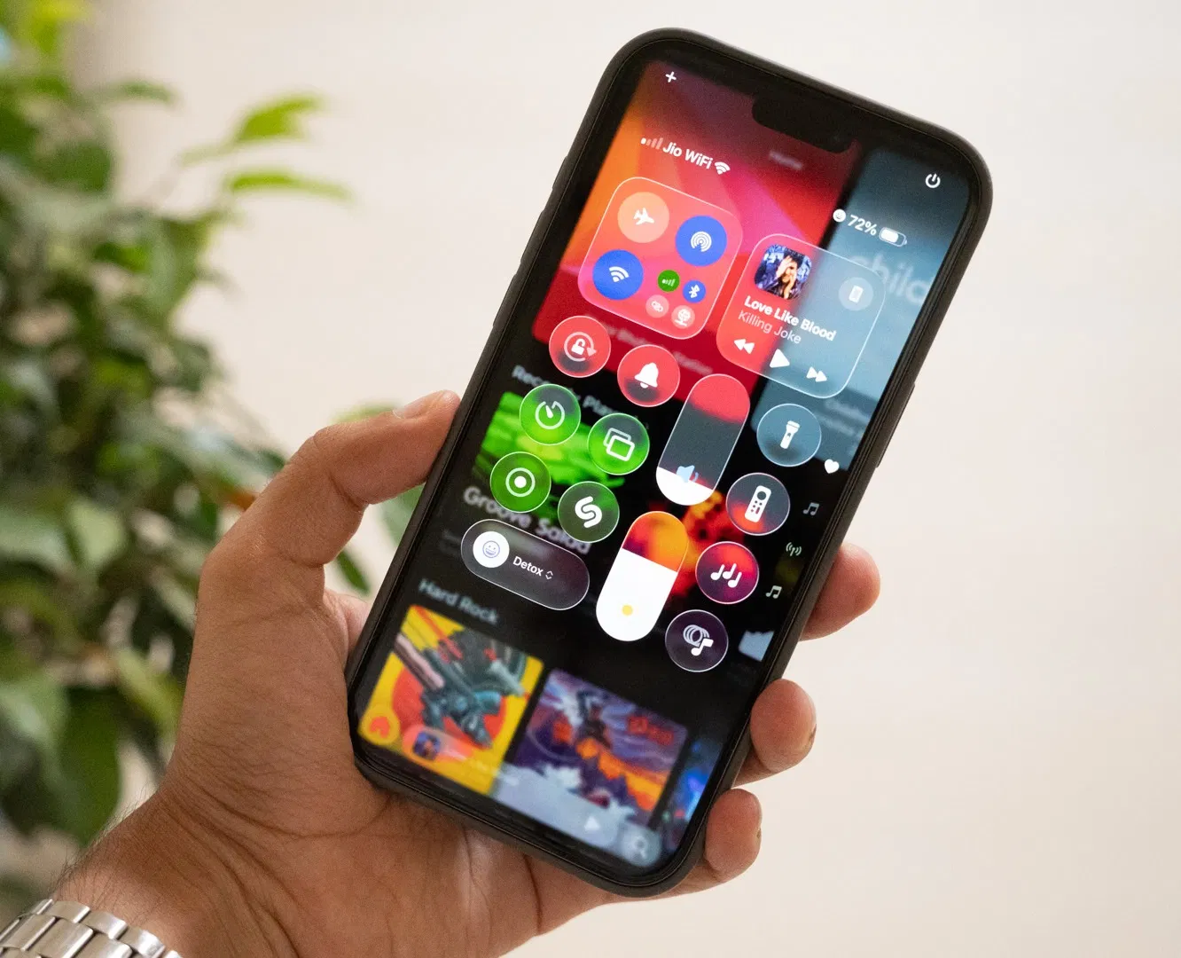 iOS 26 có thiết kế mới với Liquid Glass