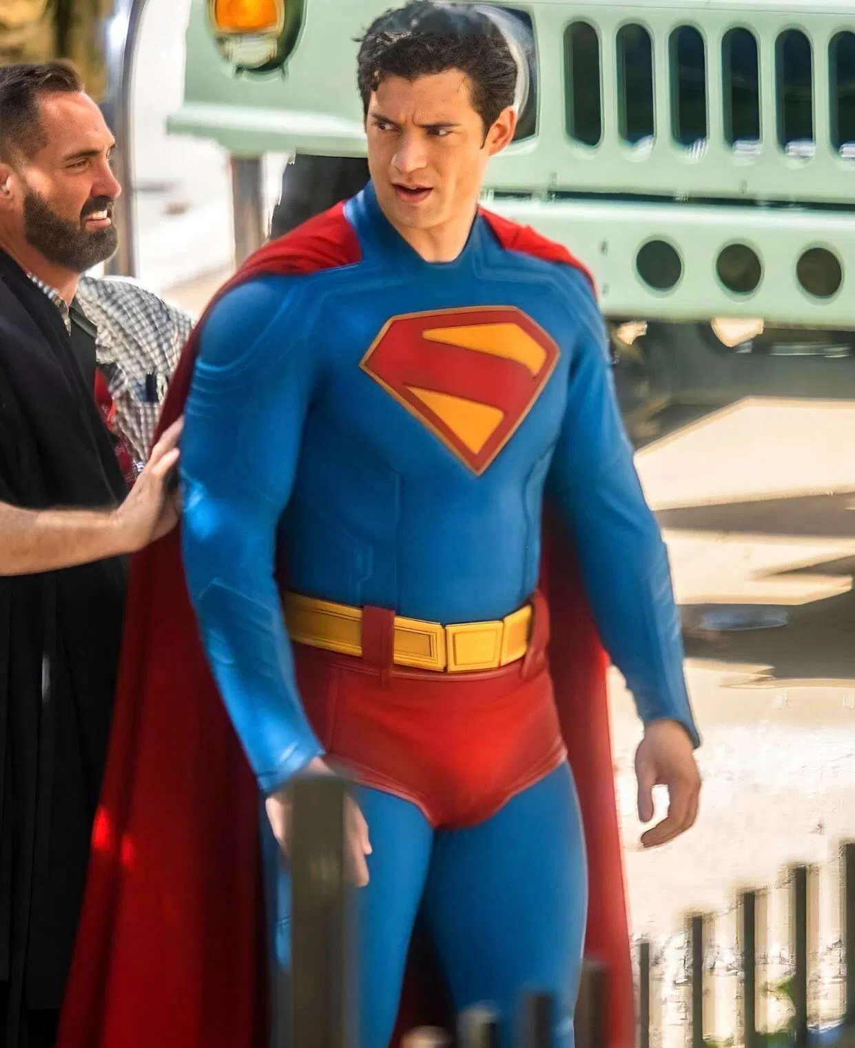 lý do anh ấy mặc chúng là để trông hơi ngớ ngẩn