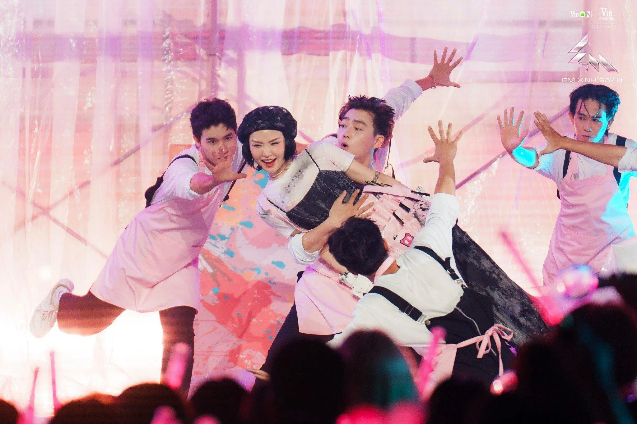 Team Miu Lê mang đến tiết mục We Belong Together với concept đầy màu sắc (Ảnh: Internet)