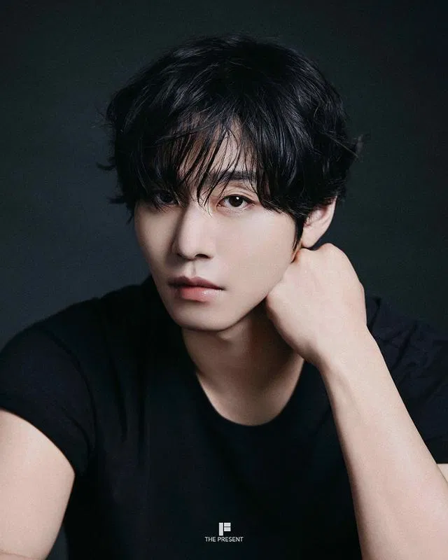 Ahn từng suýt debut trong một nhóm nhạc thần tượng của JYP, nhưng cuối cùng đã chọn lối đi riêng – một quyết định cho thấy sự mâu thuẫn giữa bản tính hướng nội và môi trường giải trí đòi hỏi liên tục phải nổi bật (Ảnh: Internet)
