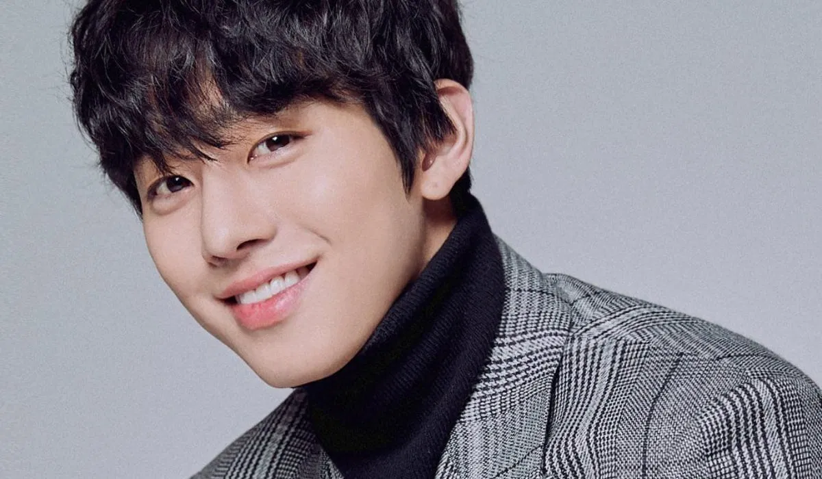 Ahn Hyo Seop sinh ra tại Seoul nhưng chuyển đến Canada từ nhỏ. Sau khi trở về Hàn Quốc, anh theo đuổi nghệ thuật với hành trình đầy thăng trầm – điều ảnh hưởng sâu sắc đến cách anh cảm nhận về bản thân trong ngành giải trí (Ảnh: Internet)
