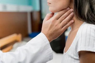 Bác sĩ có thể bắt đầu bằng việc hỏi về triệu chứng, tiền sử bệnh và tiến hành khám lâm sàng