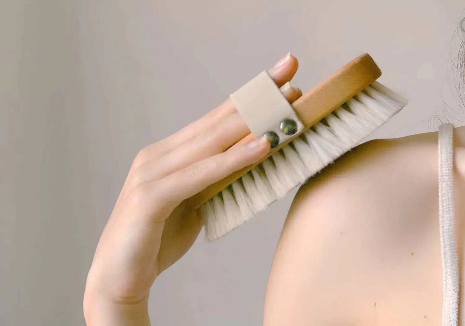 Chải khô có thể mang đến những rủi ro tiềm ẩn nếu thực hiện không đúng cách (Ảnh: Internet)