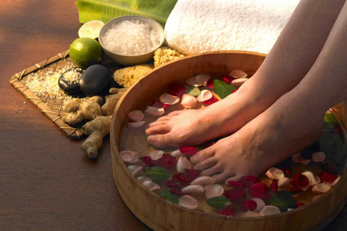 Ngâm chân trong nước ấm là một cách tuyệt vời để thư giãn và làm mềm da