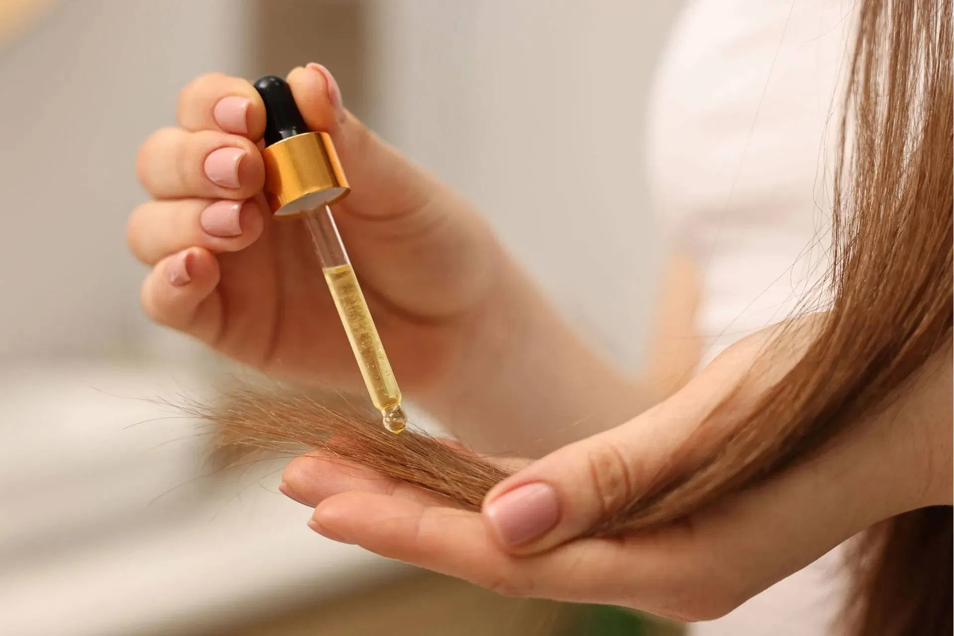 Có nhiều cách để bạn áp dụng dầu tầm xuân vào thói quen chăm sóc tóc hàng ngày (Ảnh: Internet)