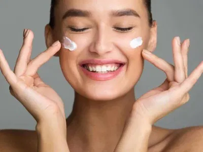 Người da dầu nên dùng kem dưỡng ẩm dạng gel nhẹ, không gây bít tắc lỗ chân lông, để giữ ẩm mà không làm tăng dầu thừa