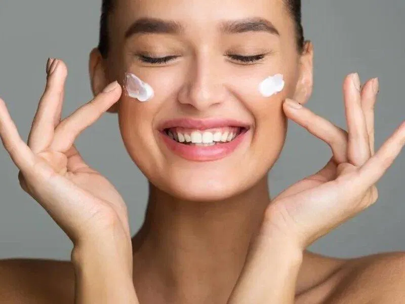 Người da dầu nên dùng kem dưỡng ẩm dạng gel nhẹ, không gây bít tắc lỗ chân lông, để giữ ẩm mà không làm tăng dầu thừa