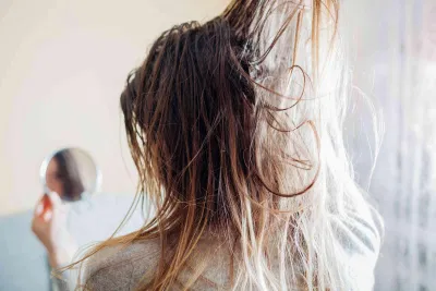 CDầu thừa không chỉ xuất hiện trên mặt mà còn có thể ảnh hưởng đến da đầu và tóc