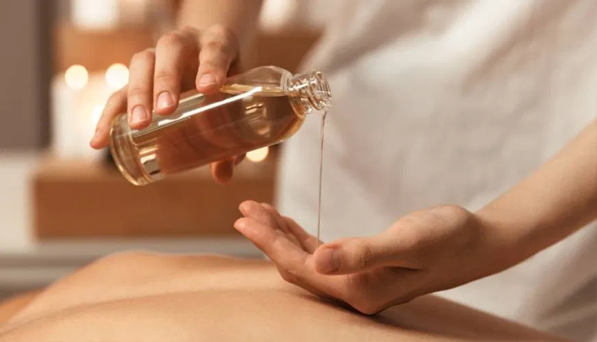 Dùng tinh dầu xoa bóp