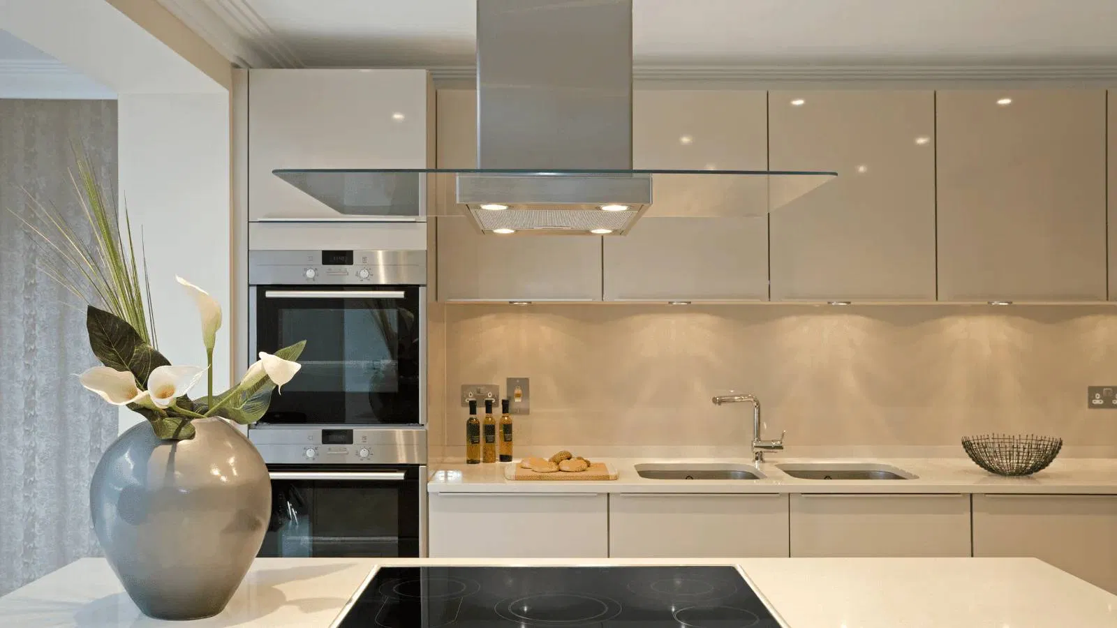 Thay vì chọn những chiếc đèn thả cỡ lớn hoặc đèn chùm quá khổ sẽ chiếm dụng không gian thị giác