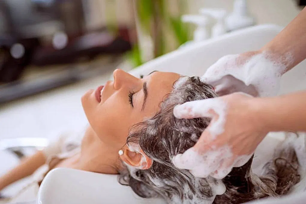 10+ cách giúp mái tóc dầu bớt bóng nhờn, thêm sạch khỏe và bồng bềnh búi tóc buộc tóc nhẹ nhàng chải tóc Chải tóc vừa đủ chăm sóc tóc chăm sóc tóc dầu da đầu khỏe mạnh dầu gội dầu gội khô dầu xả độ pH Đừng gội đầu mỗi ngày gàu giấm táo gội đầu Gội đầu bằng nước ấm gội đầu thường xuyên gội làm sạch chuyên dụng Hạn chế Hạn chế dùng máy sấy tóc hiệu quả làm sạch làm sạch lược làm sạch tóc mái tóc mái tóc dầu Máy sấy tóc nhẹ nhàng phù hợp rụng tóc sấy tóc tần suất gội đầu tóc bết dính tóc dầu tóc nhanh bết viêm da đầu Xả tóc bằng giấm táo