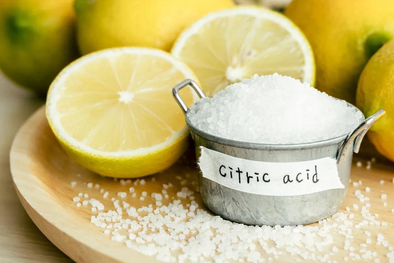 Axit citric là một loại axit hữu cơ tự nhiên có nhiều trong các loại trái cây họ cam quýt như cam, chanh, bưởi, quýt, chanh dây,...