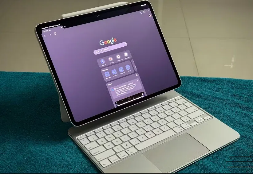 Trình duyệt Chrome chạy trên iPad Pro được gắn vào Magic Keyboard (Ảnh: Internet) Trình duyệt Chrome chạy trên iPad Pro được gắn vào Magic Keyboard (Ảnh: Internet)