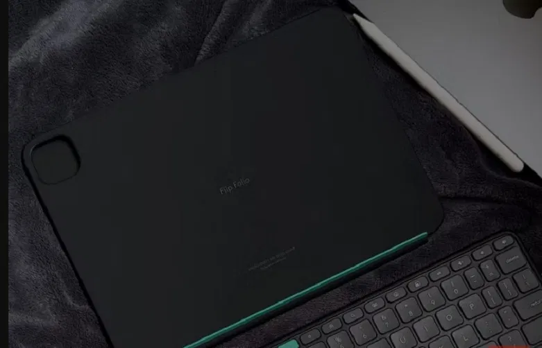 Vỏ bàn phím Logitech Flip Folio bên cạnh iPad (Ảnh: Internet) Vỏ bàn phím Logitech Flip Folio bên cạnh iPad (Ảnh: Internet)