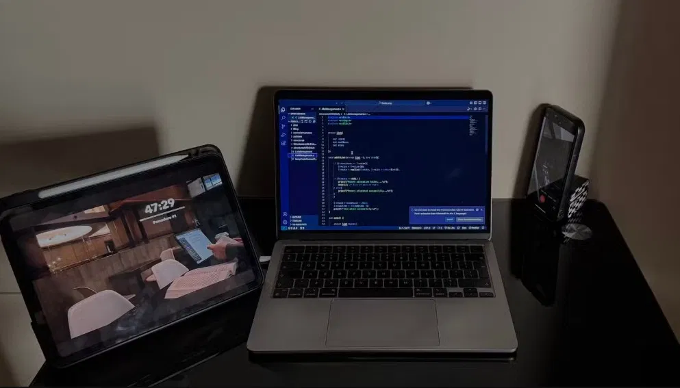 iPad, iPhone và MacBook của Apple (Ảnh: Internet) iPad, iPhone và MacBook của Apple