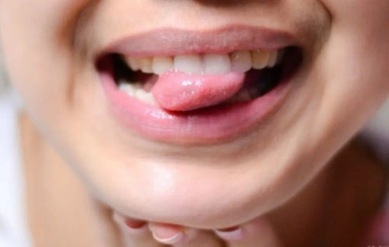 Cắn vào lưỡi là điềm báo gì theo từng giờ