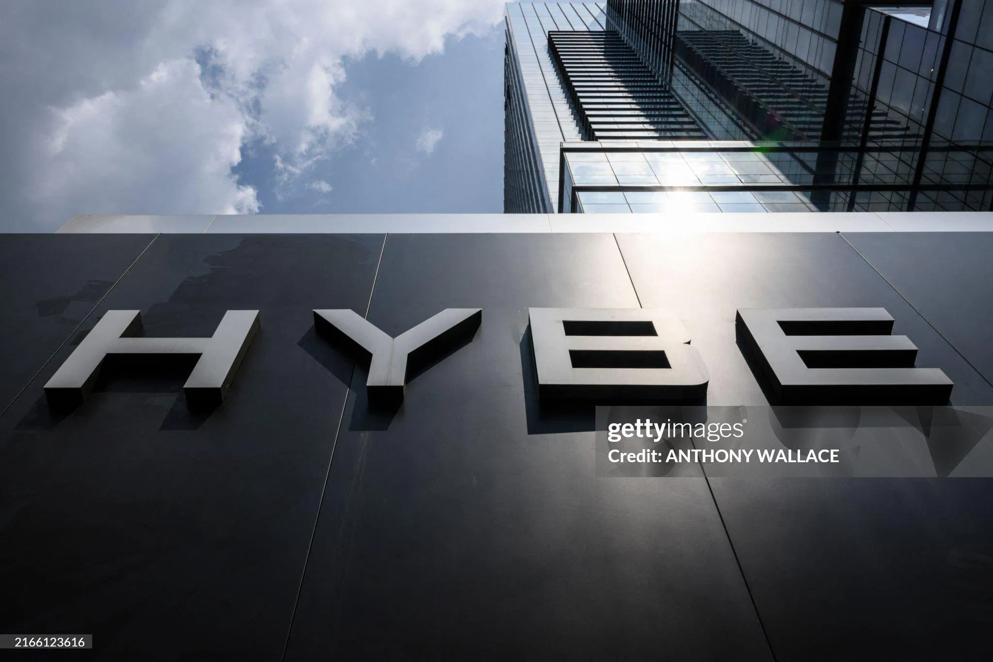 Chiến lược HYBE 2.0 cho thấy tham vọng rõ rệt trong việc vươn ra toàn cầu bằng cách tối ưu hóa nguồn lực nội bộ, mở rộng thị trường và tuyển chọn nhân tài không giới hạn địa lý (Ảnh: Internet)