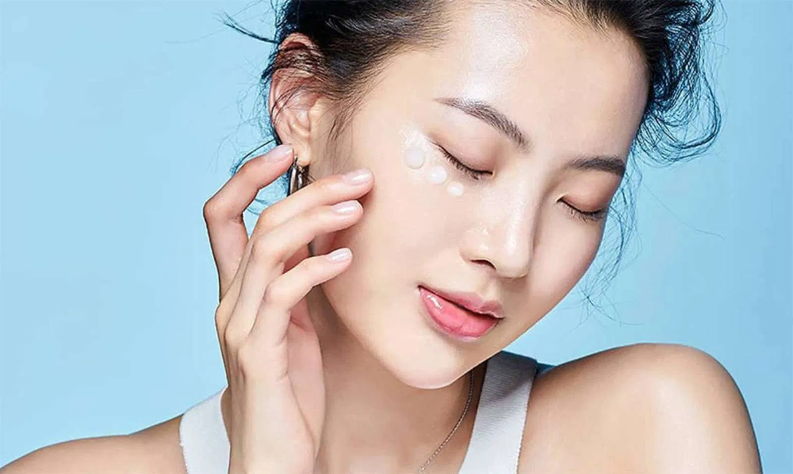 Da dầu cũng có thể thay đổi theo tuổi tác, nội tiết tố, môi trường sống và thói quen chăm sóc da (Ảnh; internet)