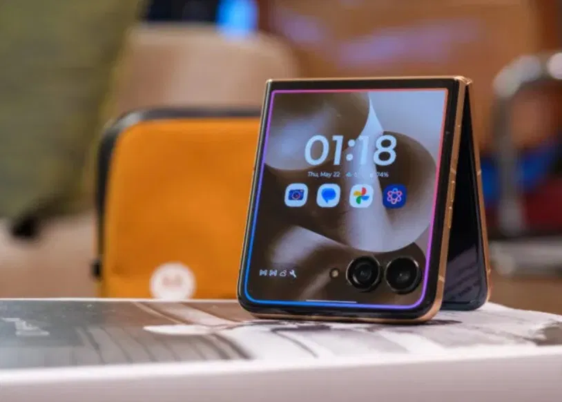 Điện thoại màn hình gập Motorola Razr Ultra được ưu đãi nâng cấp bộ nhớ 1TB miễn phí (Ảnh: Internet)