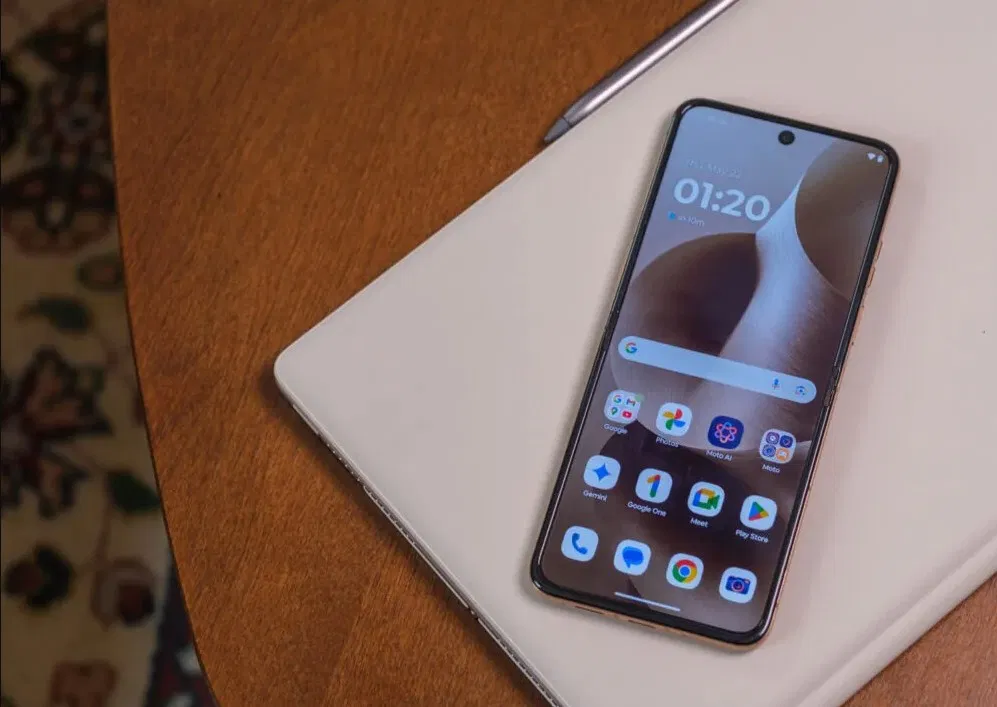 Màn hình chính của Motorola Razr Ultra (Ảnh: Internet)