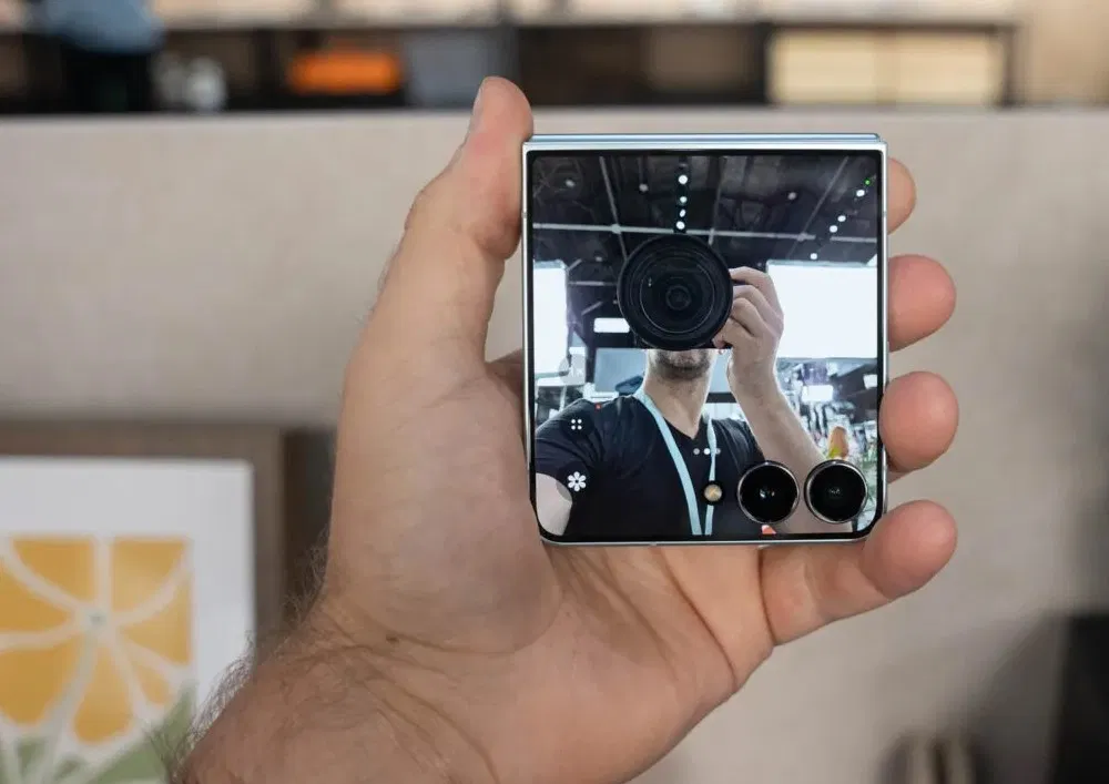 Màn hình ngoài của Galaxy Z Flip 7 khi chụp ảnh selfie (Ảnh: Internet) Màn hình ngoài của Galaxy Z Flip 7 khi chụp ảnh selfie (Ảnh: Internet)
