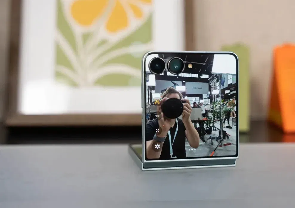 Galaxy Z Flip 7 đặt trên bàn khi chụp ảnh selfie (Ảnh: Internet) Galaxy Z Flip 7 đặt trên bàn khi chụp ảnh selfie (Ảnh: Internet)