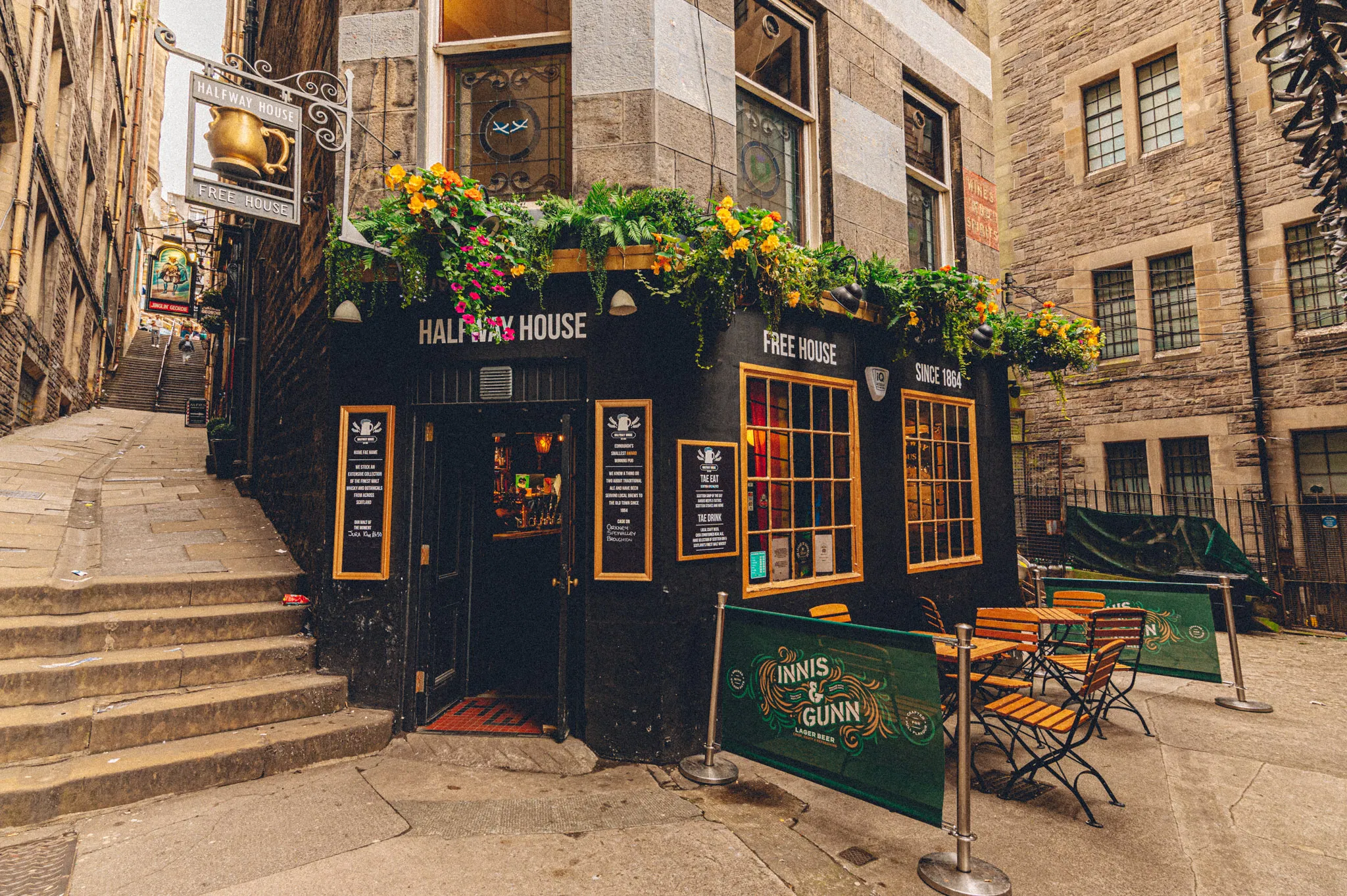 Một quán bar nhỏ trên phố tại Edinburgh (Ảnh: Internet)