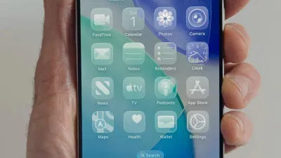 Liquid Glass là một thay đổi lớn của iOS 26 (Ảnh: Internet) Liquid Glass là một thay đổi lớn của iOS 26 (Ảnh: Internet)