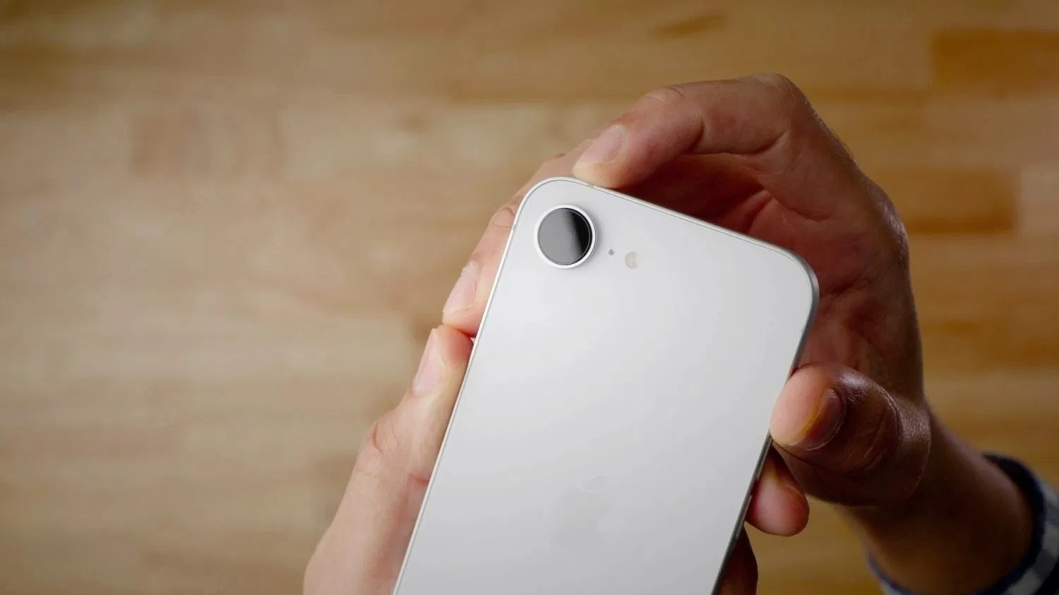 iPhone 17e có nhiều thay đổi về thiết kế so với thế hệ trước, vẫn giữ kiểu dáng đẹp và thân thiện với người dùng (Ảnh: Internet)