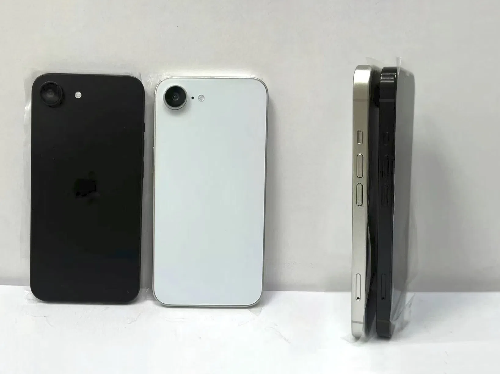 So sánh cạnh bên của iPhone 13 và iPhone 16e (Nguồn: Internet)