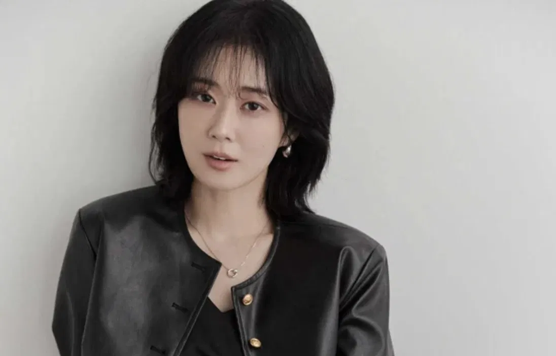 Việc bị “đóng khung” trong sự tử tế hoặc dịu dàng khiến Jang Na Ra không chỉ bị giới hạn trong diễn xuất mà còn cả trong cách thể hiện bản thân ngoài đời – một áp lực vô hình mà ít ai thấy được (Ảnh: Internet)