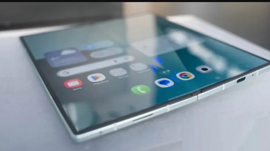Galaxy Z Fold 7 nằm phẳng trên bàn, lộ rõ nếp gấp bên trong màn hình (Ảnh: Internet)
