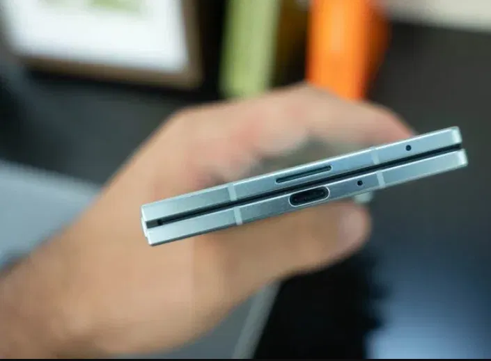 Galaxy Z Fold 7 phiên bản màu bạc hà khi gập lại cho thấy cổng USB C và độ mỏng (Ảnh: Internet)