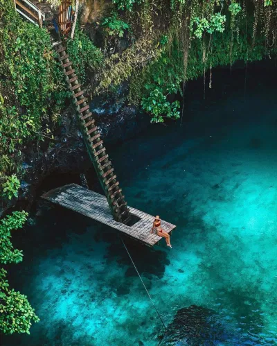 Hồ bơi xanh ngọc với chiếc thang gỗ dựng đứng (cre ảnh : IG @travelinladies)