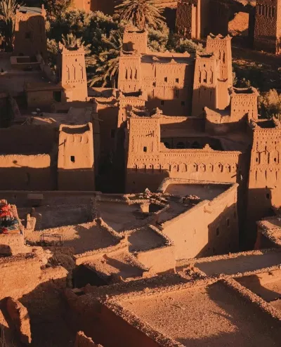Ngôi làng đất nung giữa sa mạc (cre ảnh : IG @morocco_charming_tours)