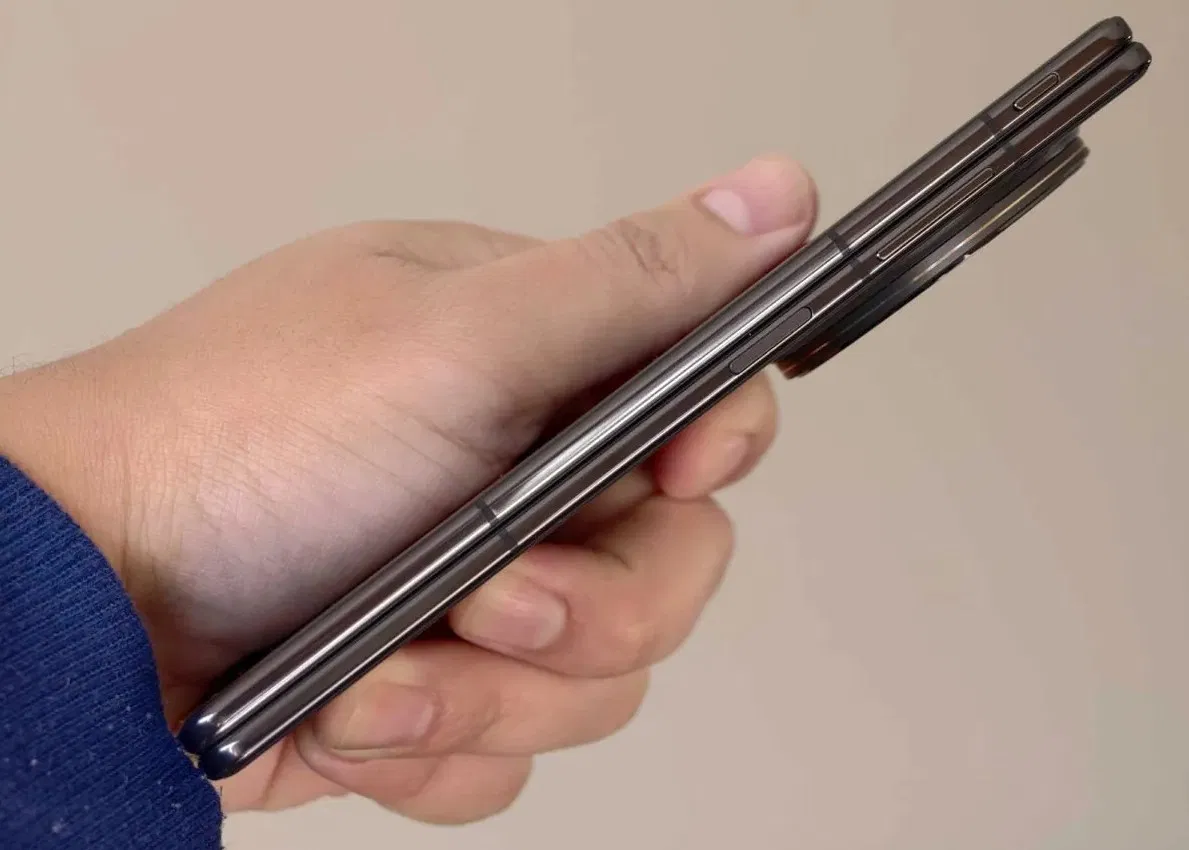 Hình ảnh mặt bên của Vivo X Fold 5 cho thấy độ dày khi gập lại (Ảnh: Internet)