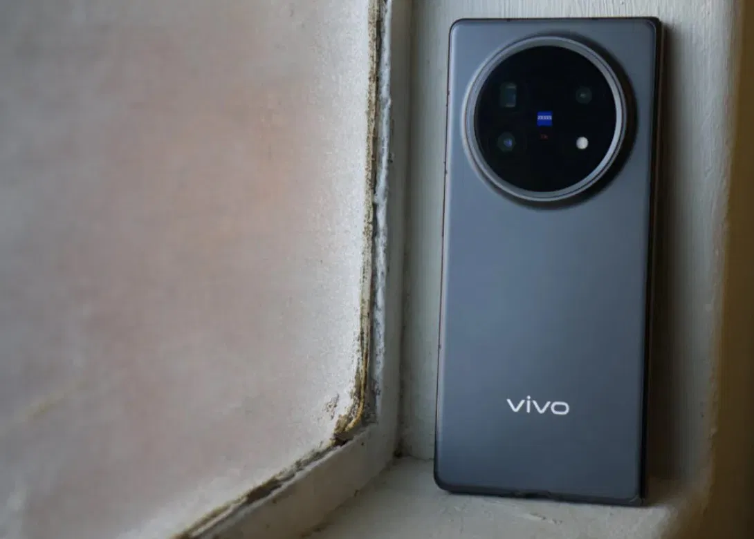 Điện thoại vivo X Fold 5 gập lại hiển thị camera (Ảnh: Internet)