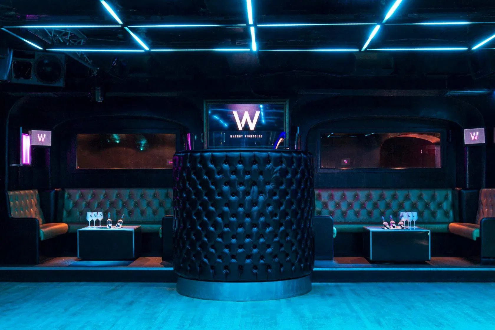 Thiết kế hiện đại, thời thượng của Why Not Nightclub (Ảnh: Internet)