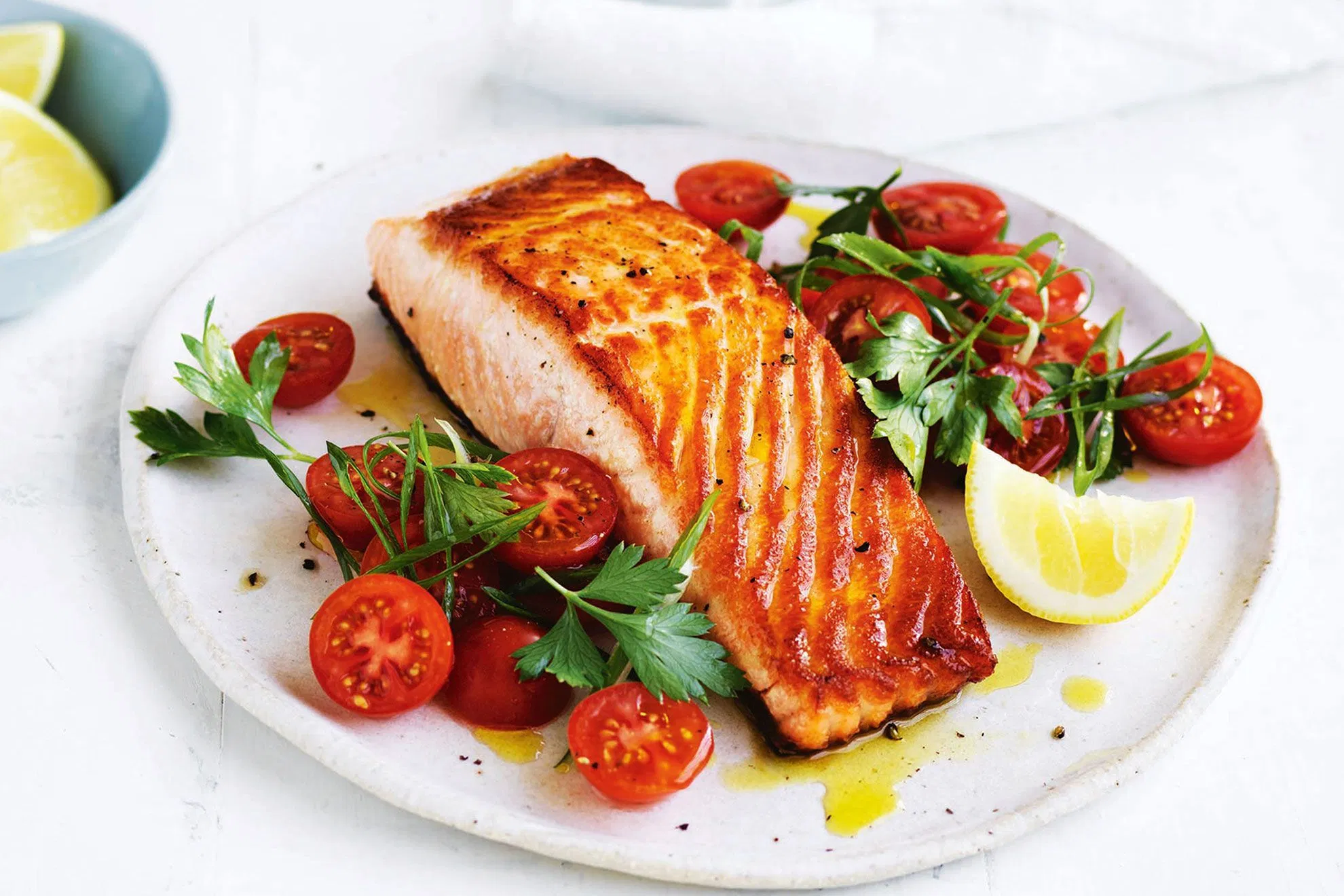 Tiêu thụ cá hồi thường xuyên là cách tuyệt vời để có bữa ăn ngon miệng vừa bảo vệ sức khỏe tinh thần Tiêu thụ cá hồi thường xuyên là cách tuyệt vời để có bữa ăn ngon miệng vừa bảo vệ sức khỏe tinh thần