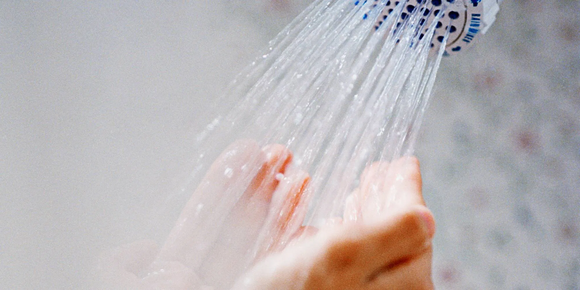 Dùng nước nóng để rửa mặt hoặc tắm