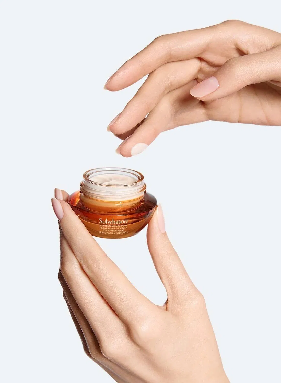 Thoa quá nhiều kem mắt không giúp da hấp thụ tốt hơn mà thậm chí còn gây bí da, kích ứng hoặc khiến kem dễ tràn vào mắt