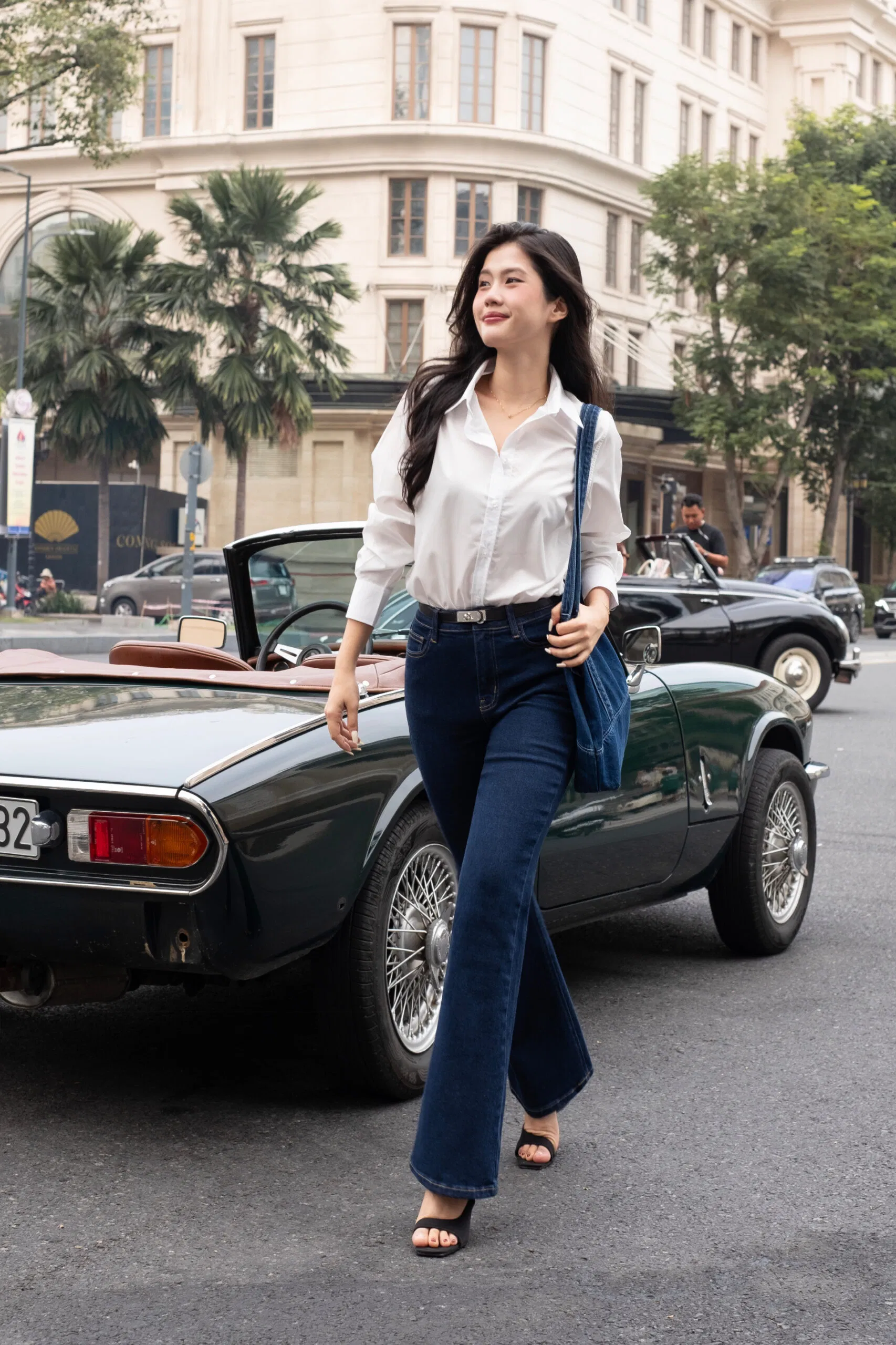 Áo sơ mi poplin phối quần jean tối màu