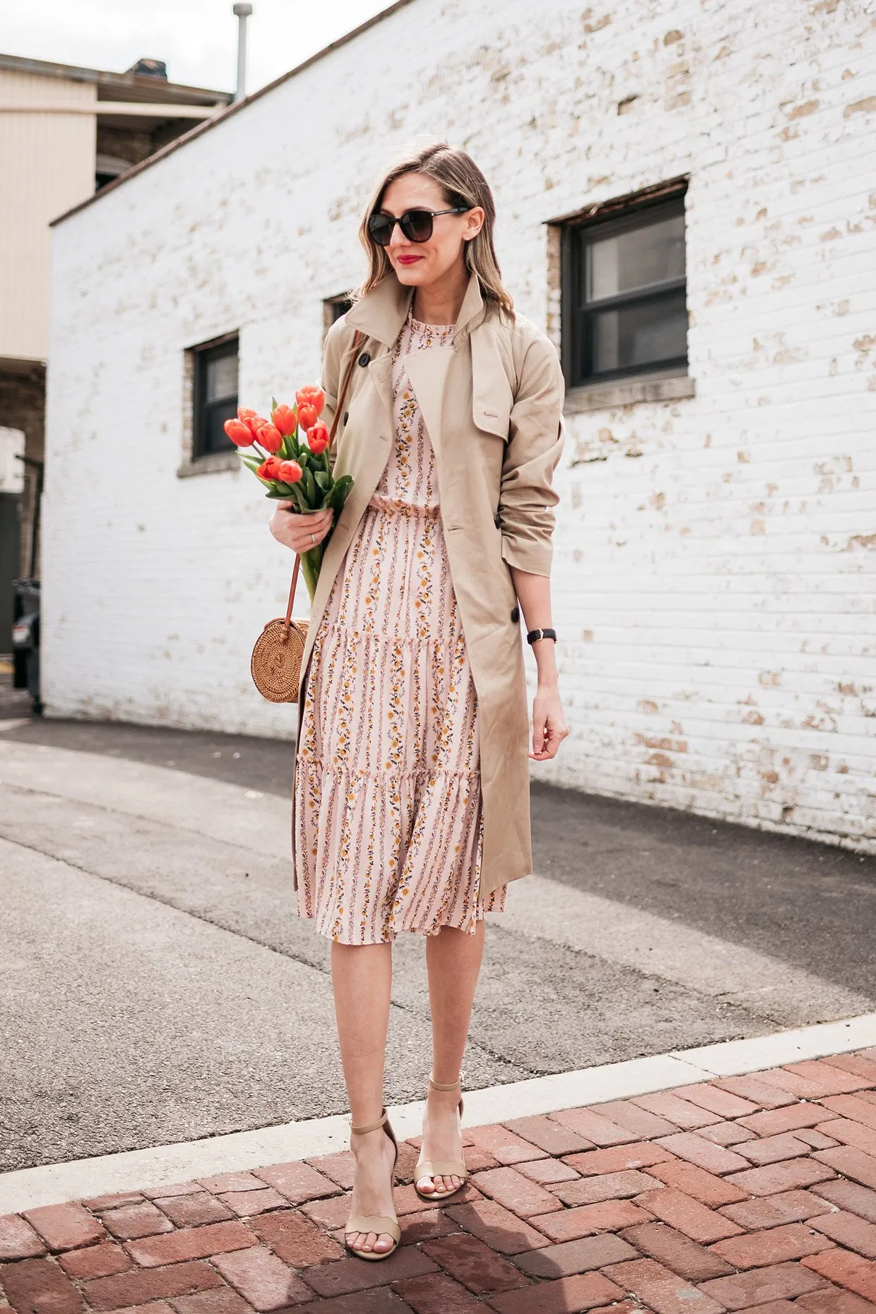 Áo trench mỏng phối váy midi