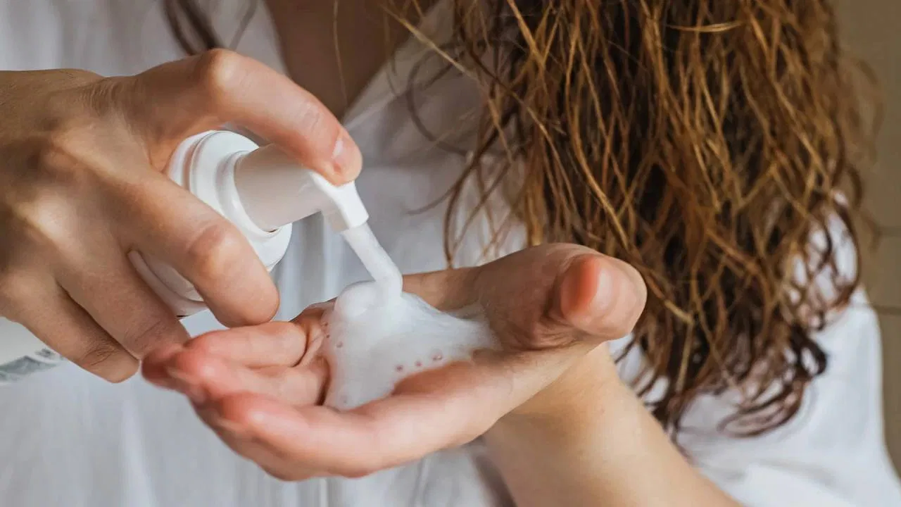 Chăm sóc tóc xốp cao cần sự kiên nhẫn và lựa chọn sản phẩm, quy trình phù hợp (Ảnh: Internet)