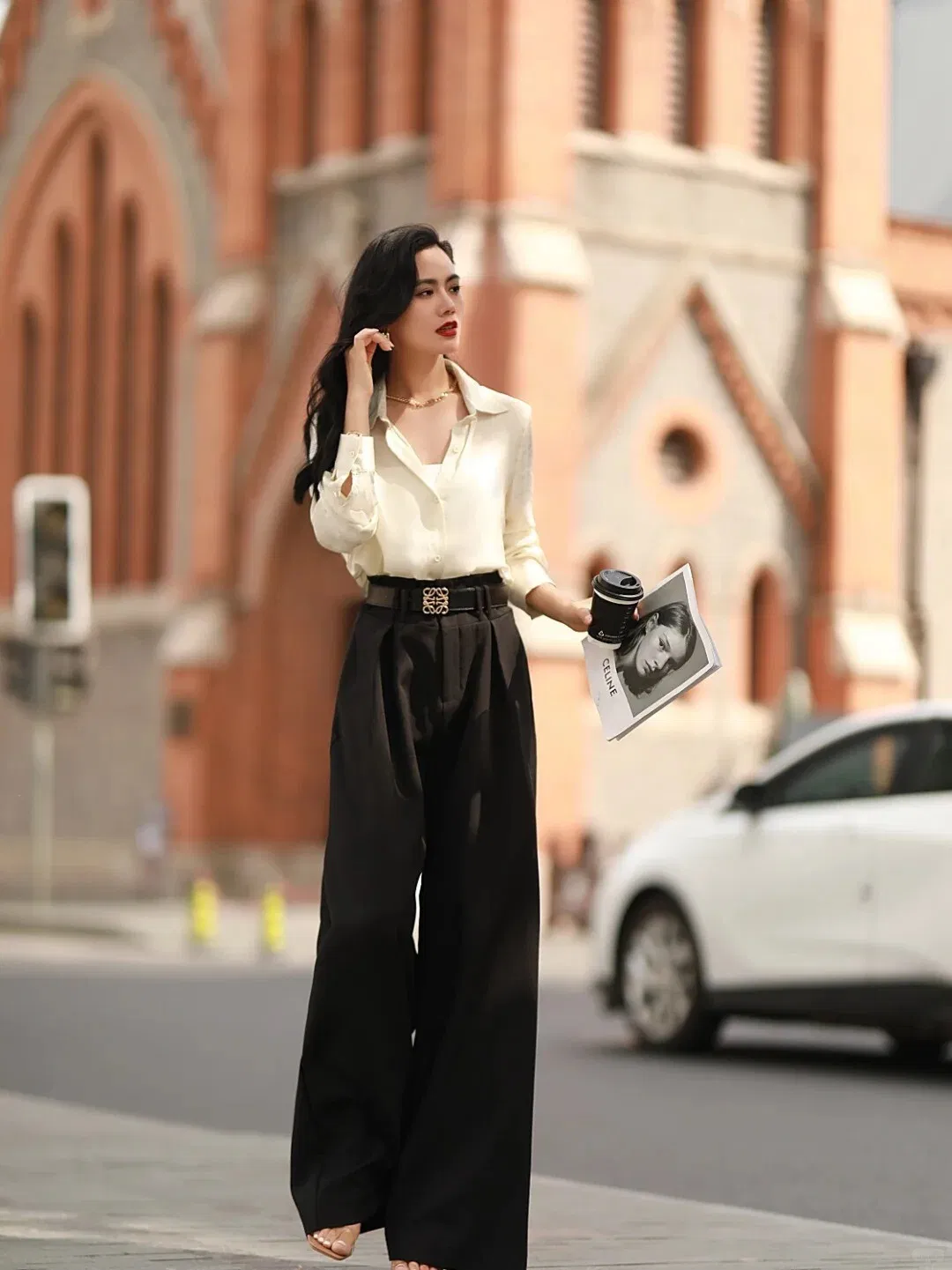 Áo sơ mi trắng và quần ống rộng