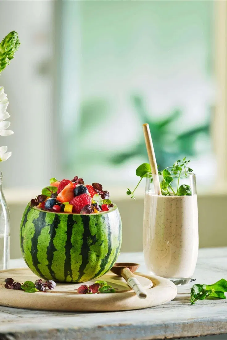 Không chỉ nước lọc, rau củ quả như dưa leo, cam, cà chua, rau xanh, cũng như súp hay sinh tố,...cũng có thể cung cấp nước cho cơ thể